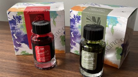 Color Traveler Shodoshima Olive Green en Mihara Daruma Red — The Gentleman Stationer